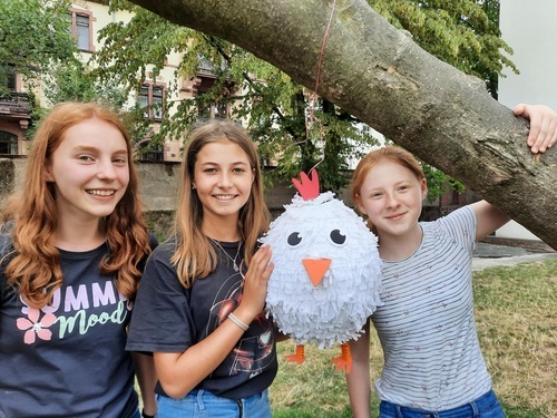 Schlerinnen der Klassenstufe 8 mit ihrer selbst gebastelten Piata.